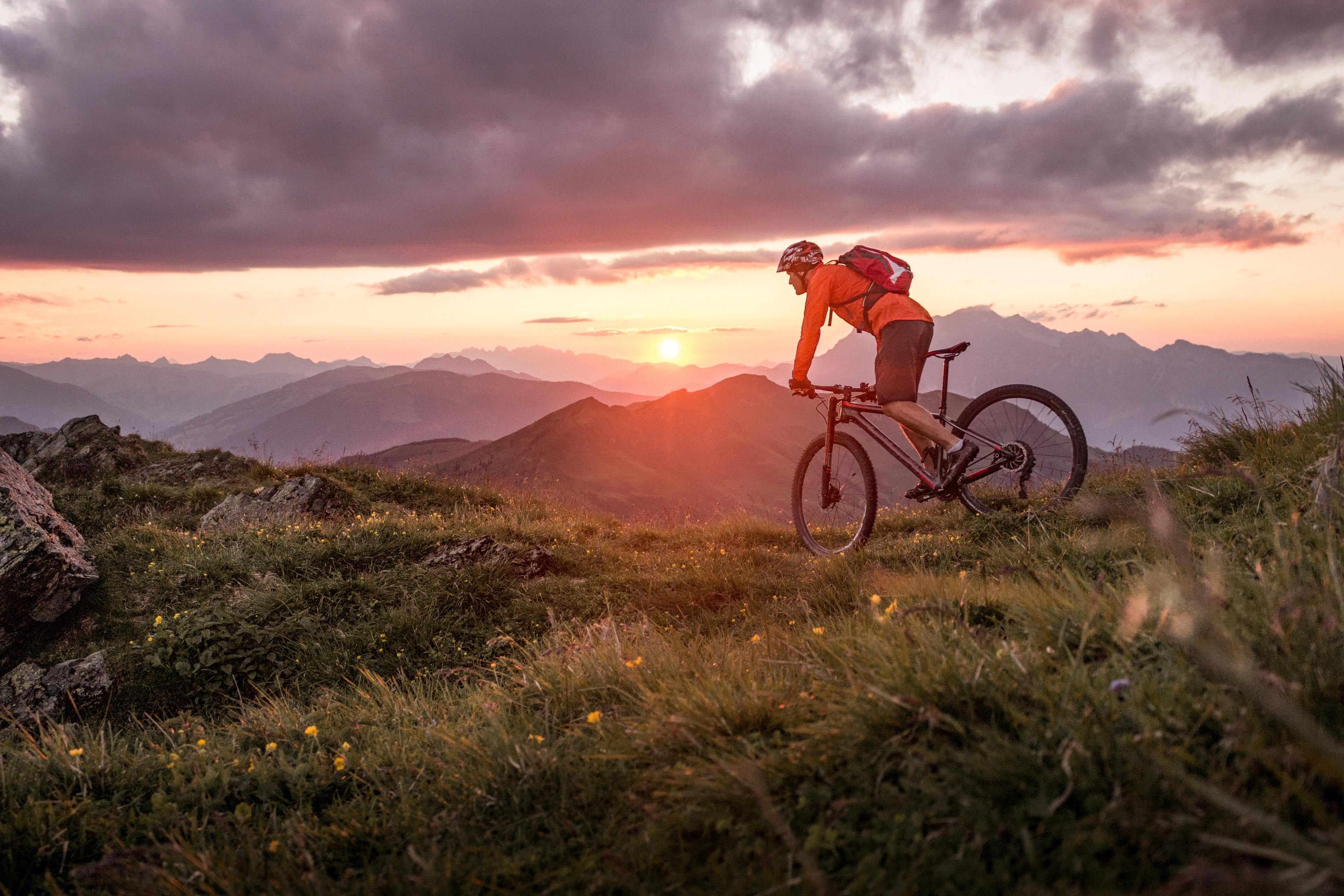 Homme en train de faire du vélo sur une route de campagne, illustrant les bienfaits du cyclisme pour le cardio