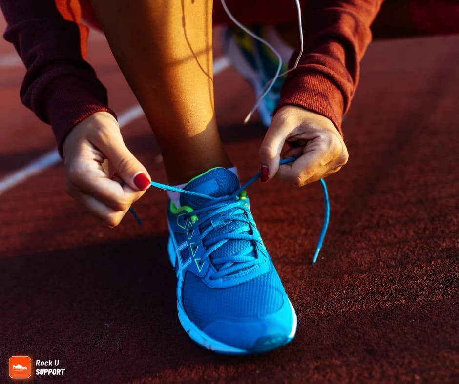 Femme souriante attachant ses chaussures de running, prête à honorer ses engagements sportif